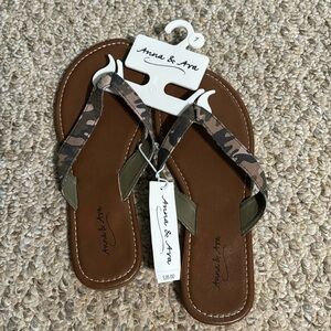 NWT Anna & Ava Camo Woman’s Sandals size 7